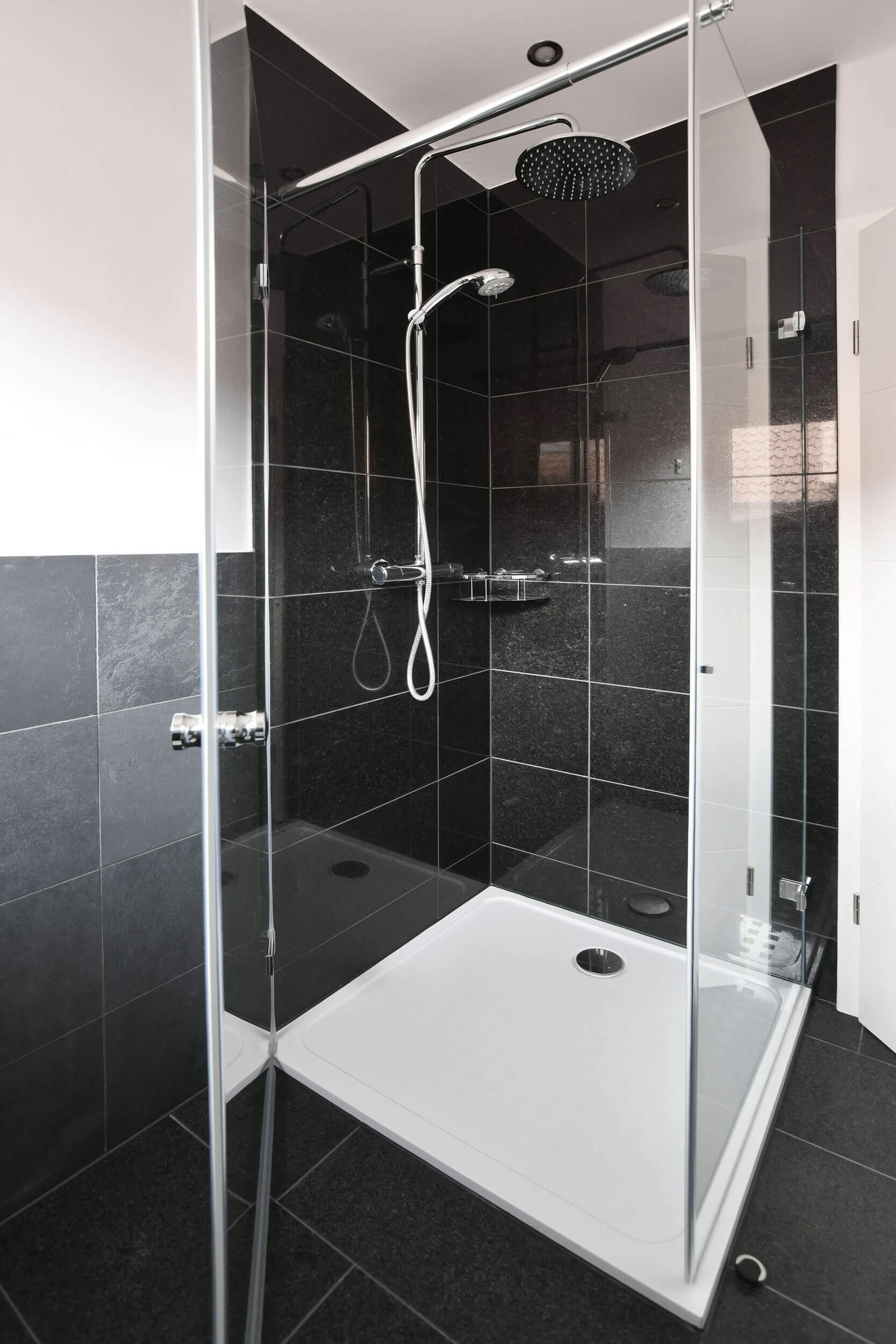 Modernes Badezimmer mit Naturstein