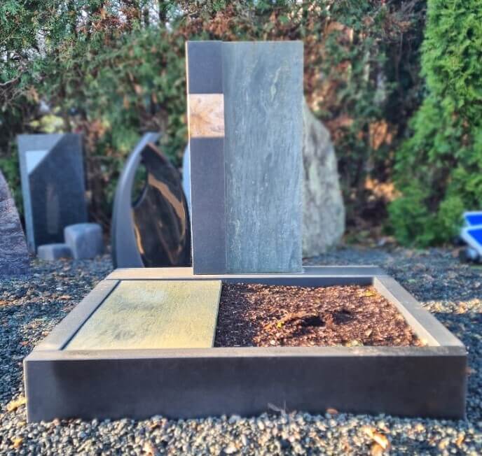 Urnengrab Dorfer Grün mit versteinertem Holz