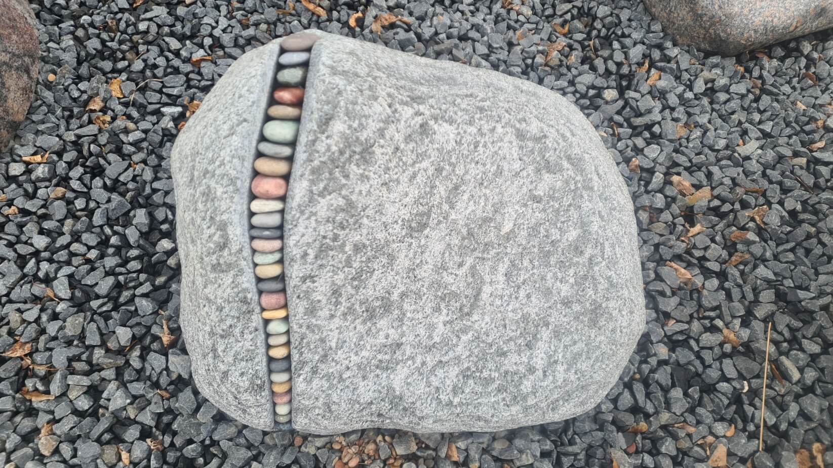 Liegestein mit Kieselsteinen