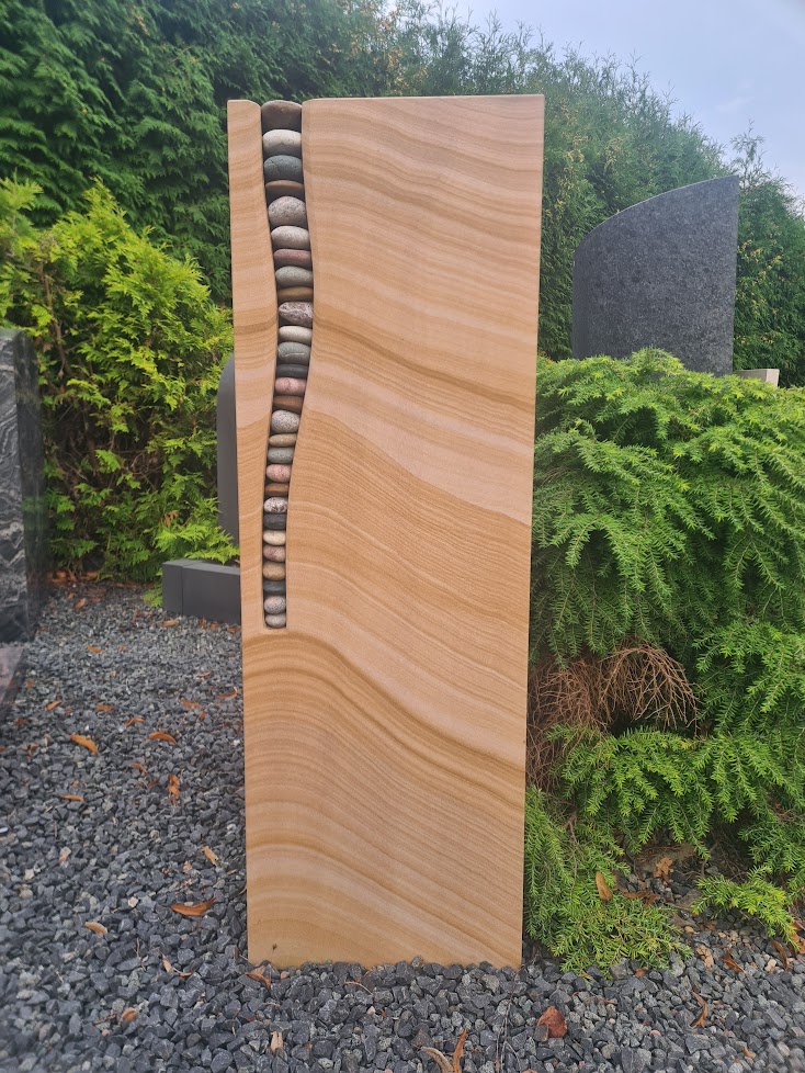 Stele Sandstein mit Kiesel