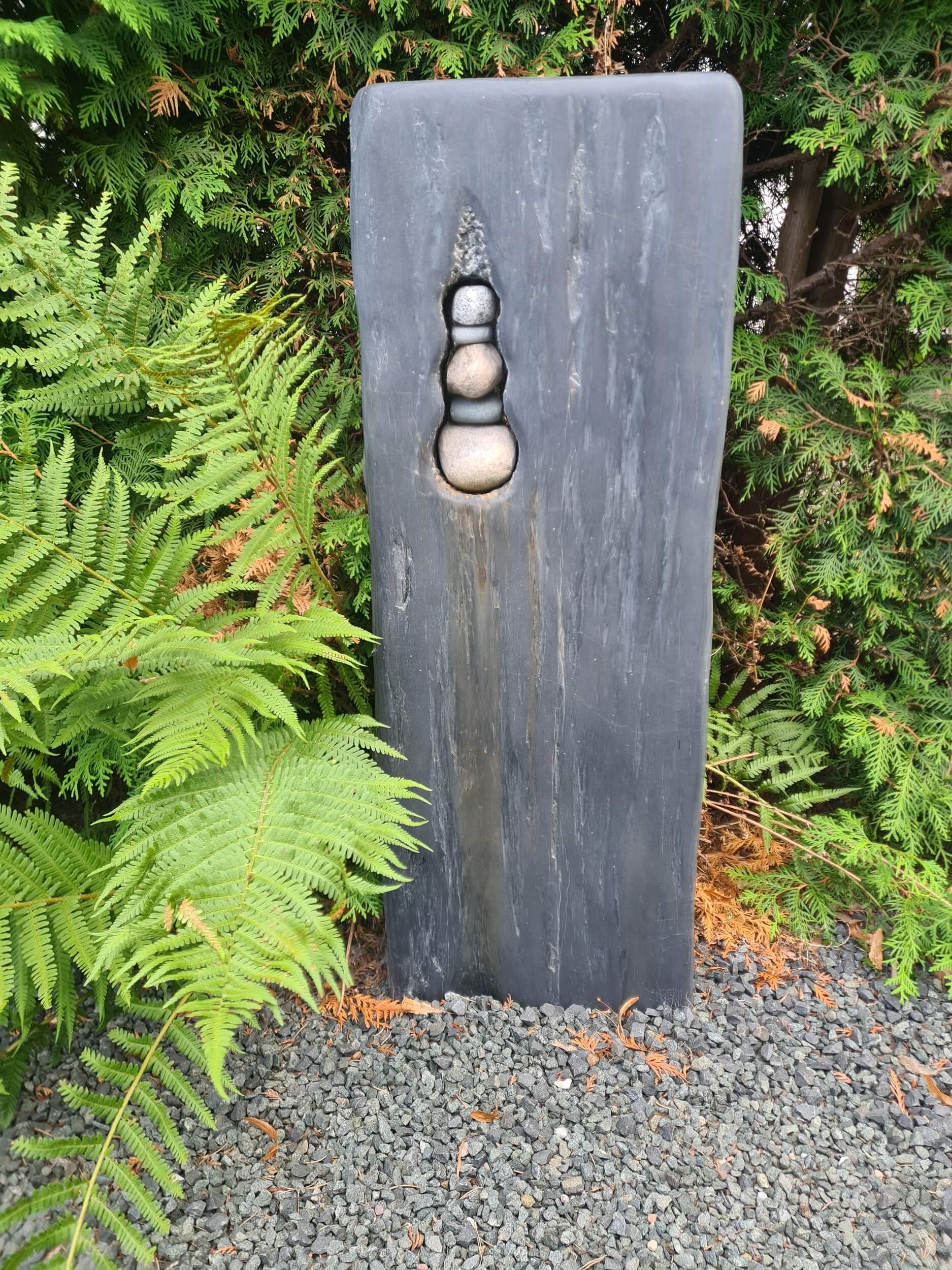 Stele Schiefer mit Kiesel