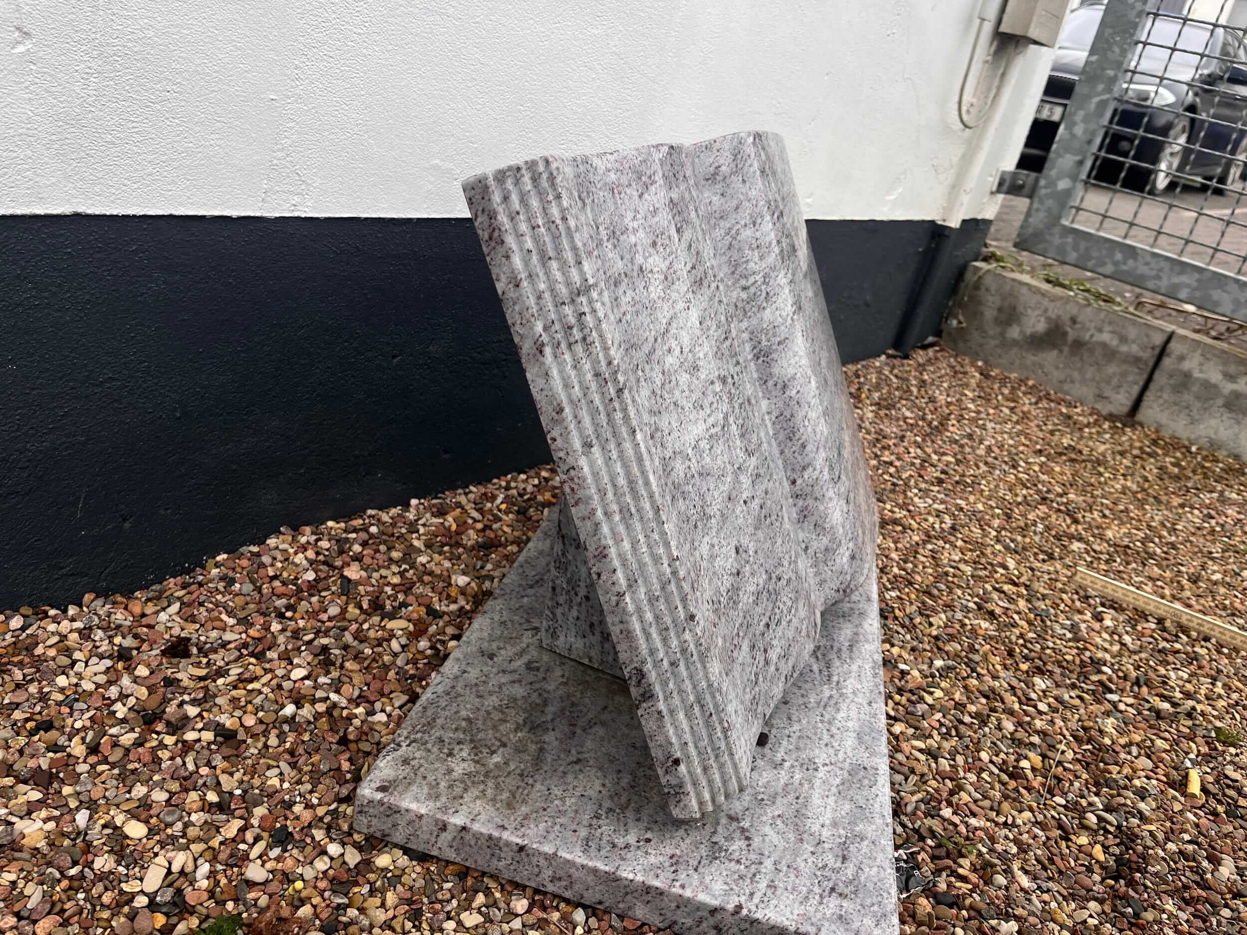 Stele Viscont White mit Rillen