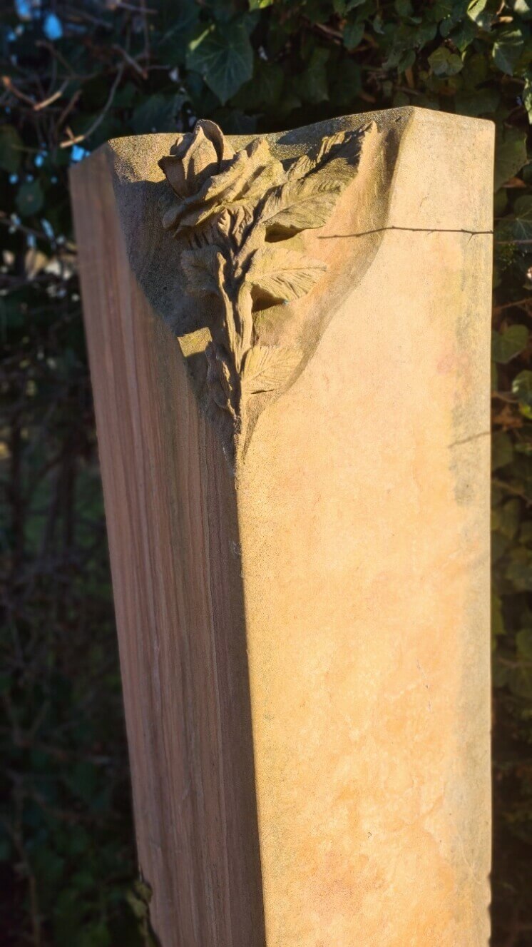 Stele Sandstein mit plastisch gehauener Rose