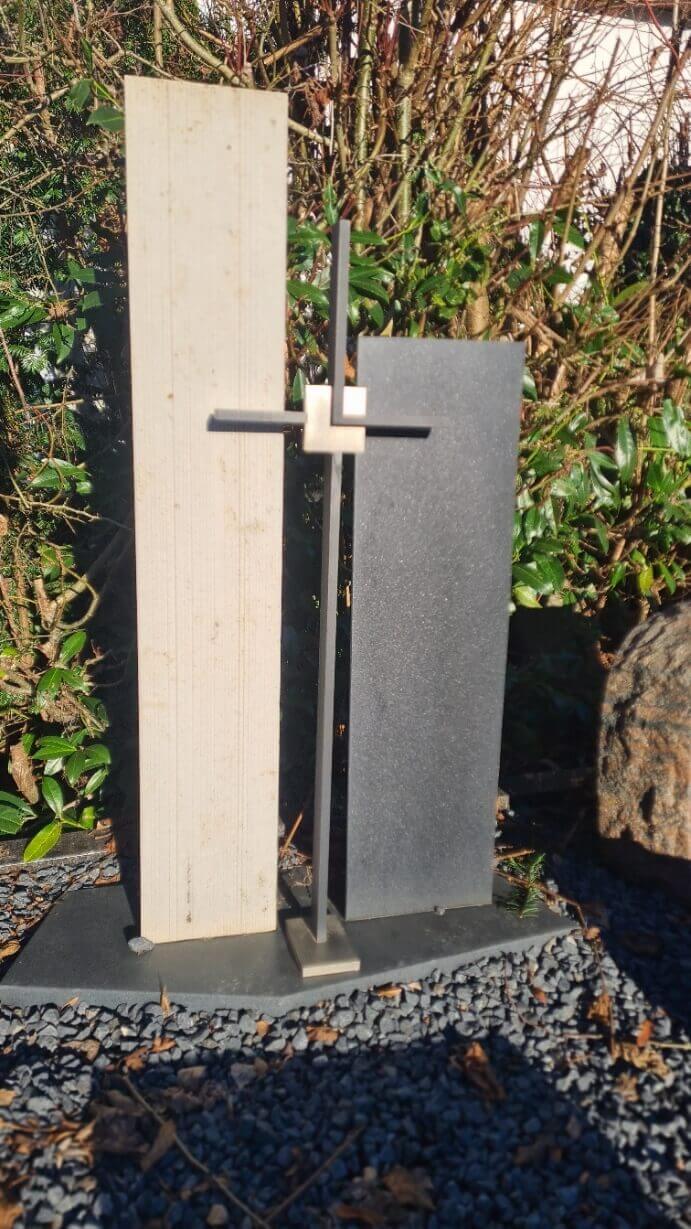 Stele Jura Gelb Nero Assoluto matt mit Bronzekreuz