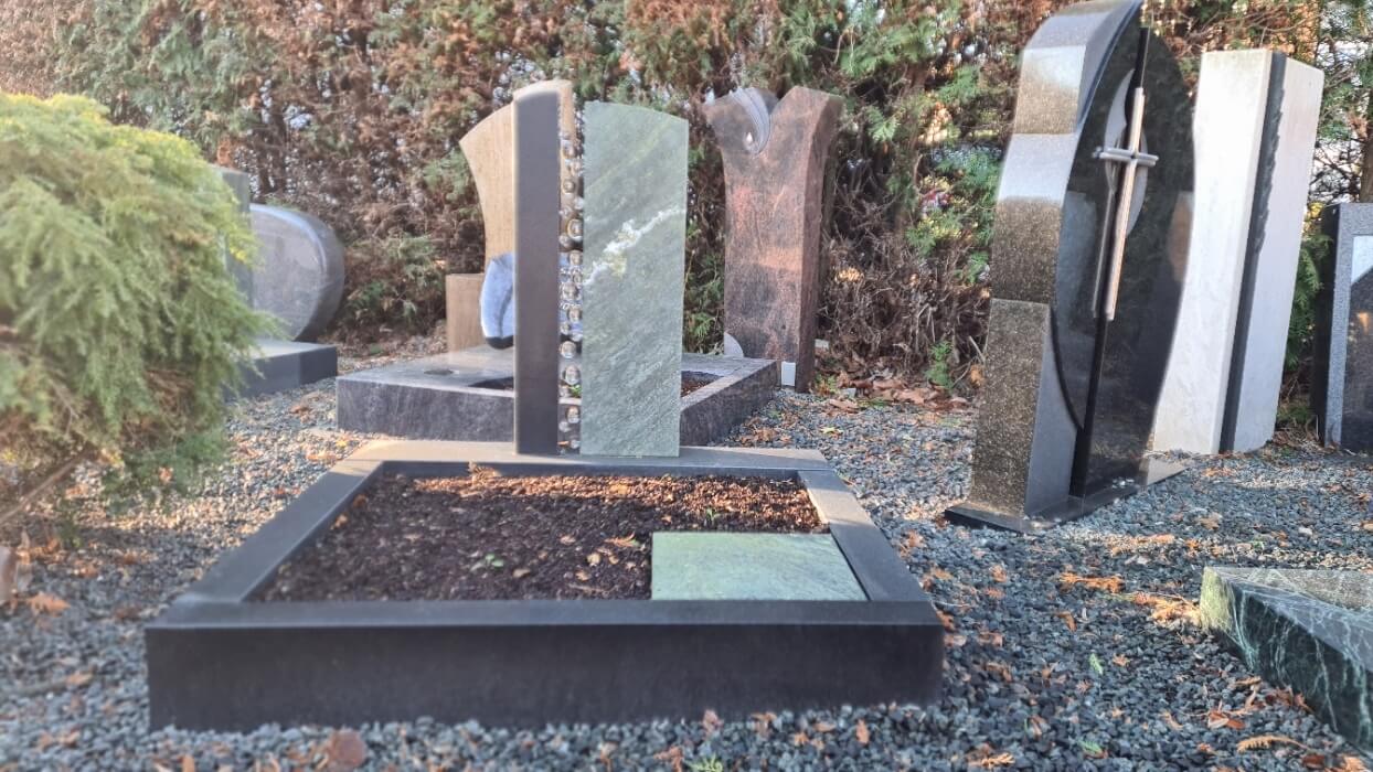 Urnengrab Stele Dorfer Grün Ind Black mit Glasperlen