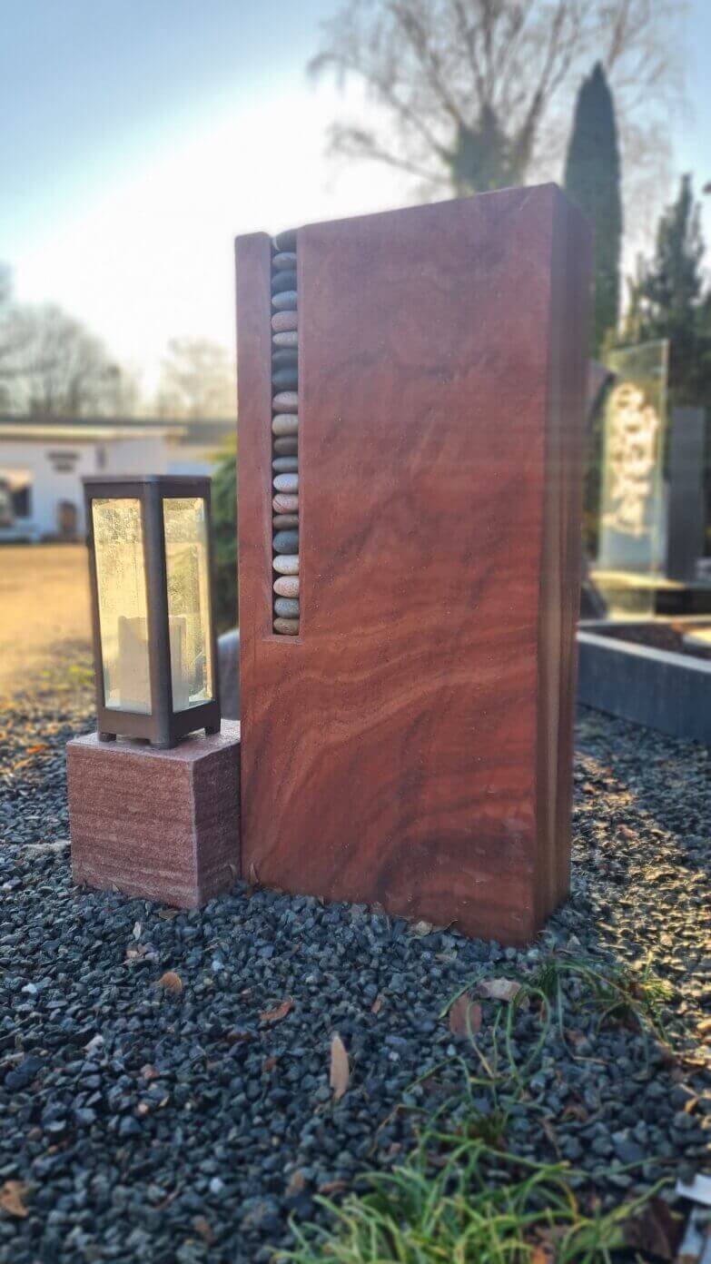 Stele Wasa Quarzit mit Kieselsteinen