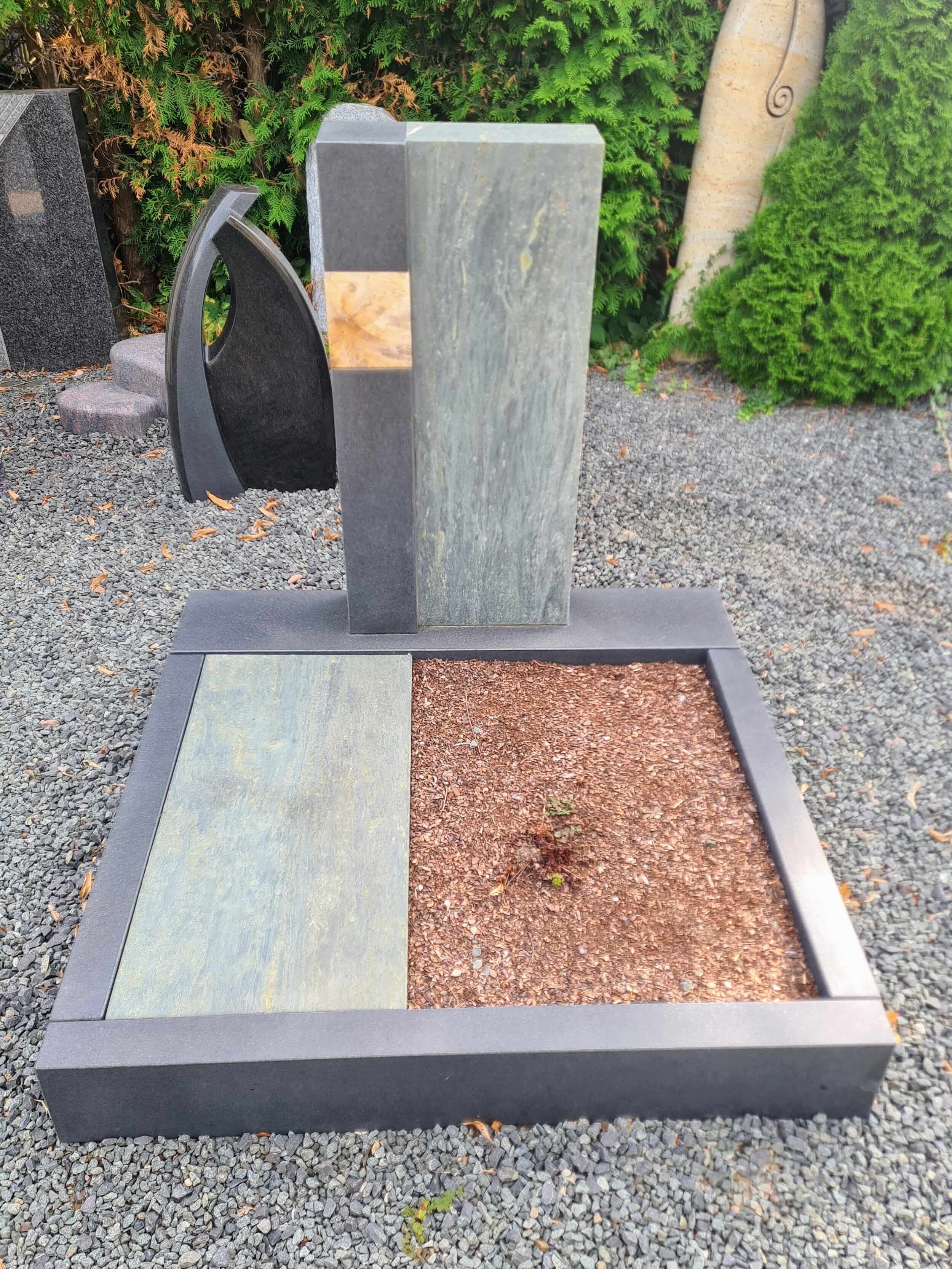 Urnengrab Dorfer Grün mit versteinertem Holz