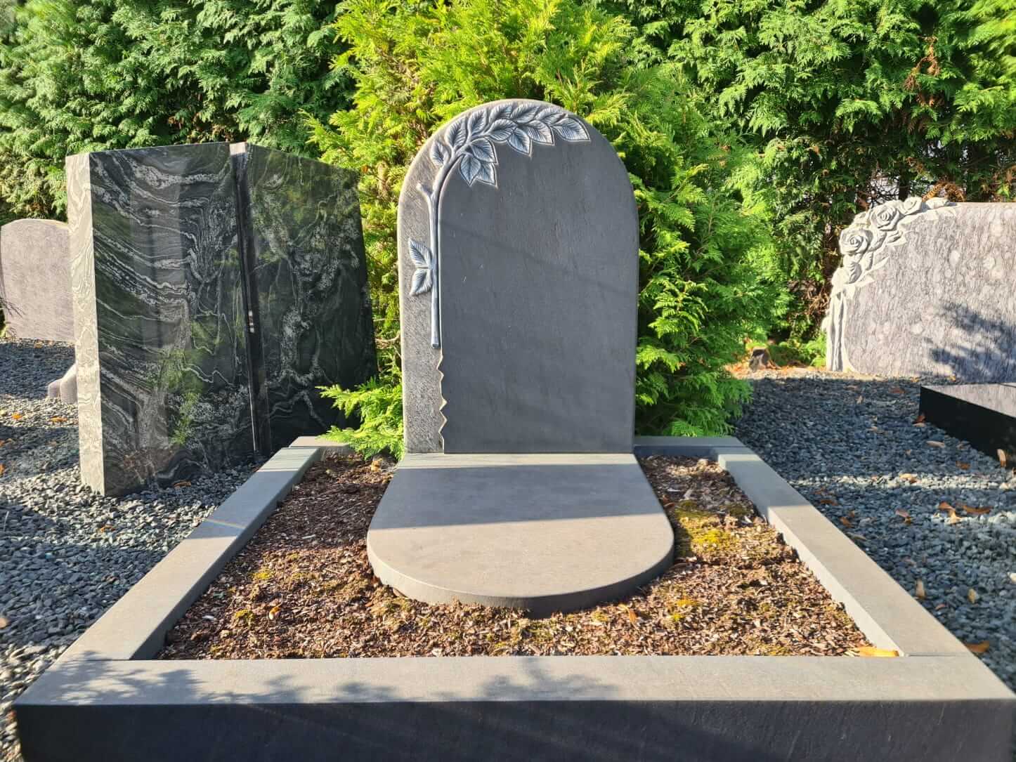 Urnengrab Bohemian Grey mit Baumornament