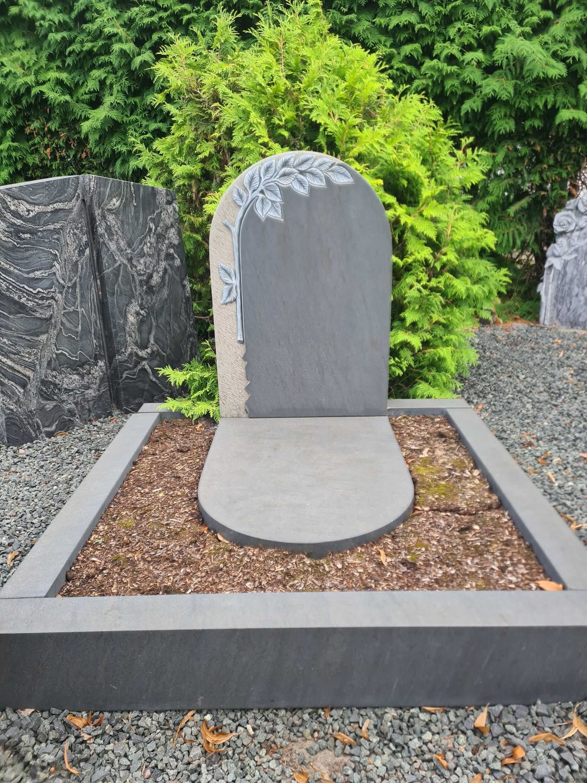 Urnengrab Bohemian Grey Stele Baum