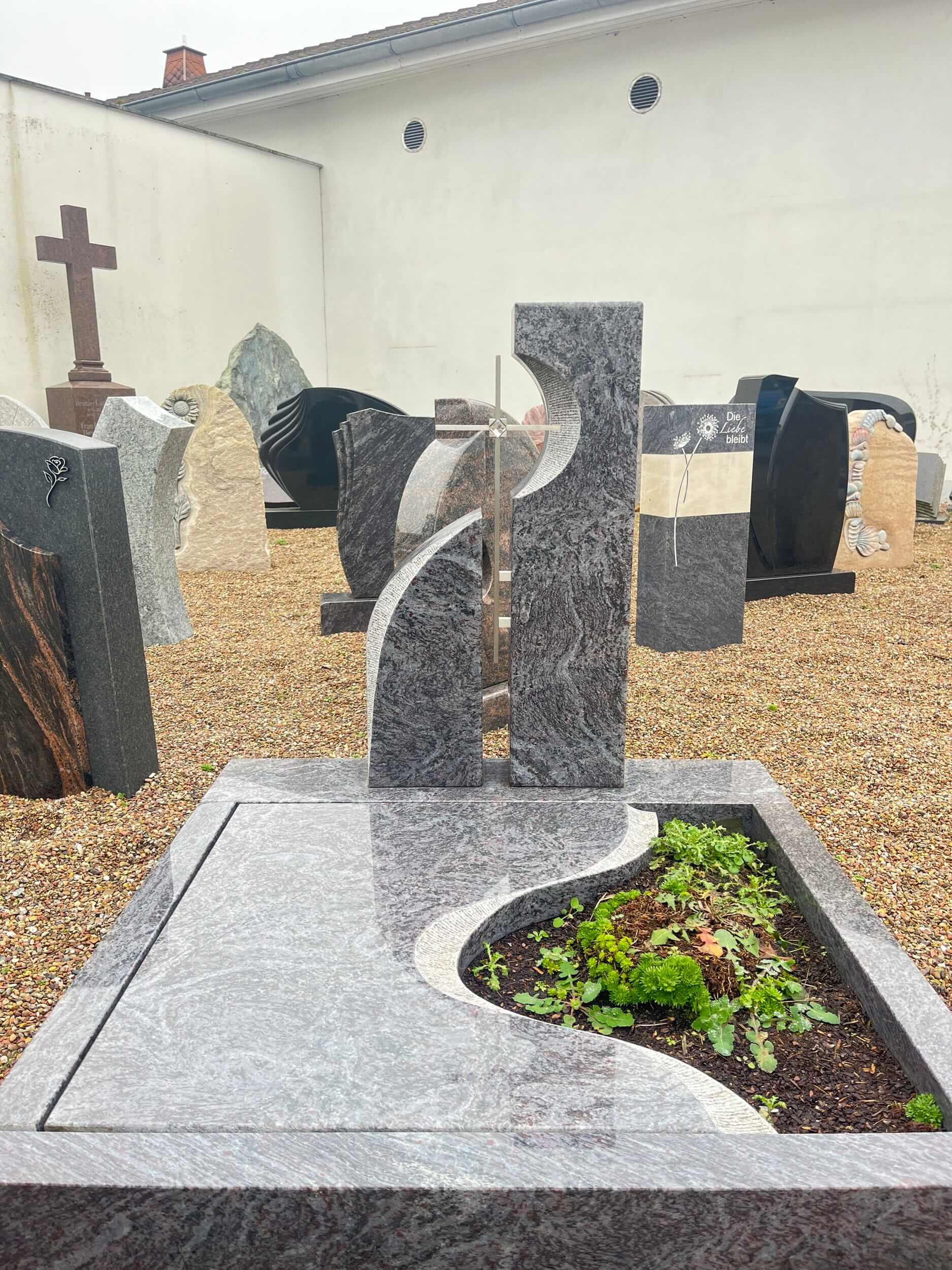 Urnengrab Doppelstele Orion mit Edelstahlkreuz