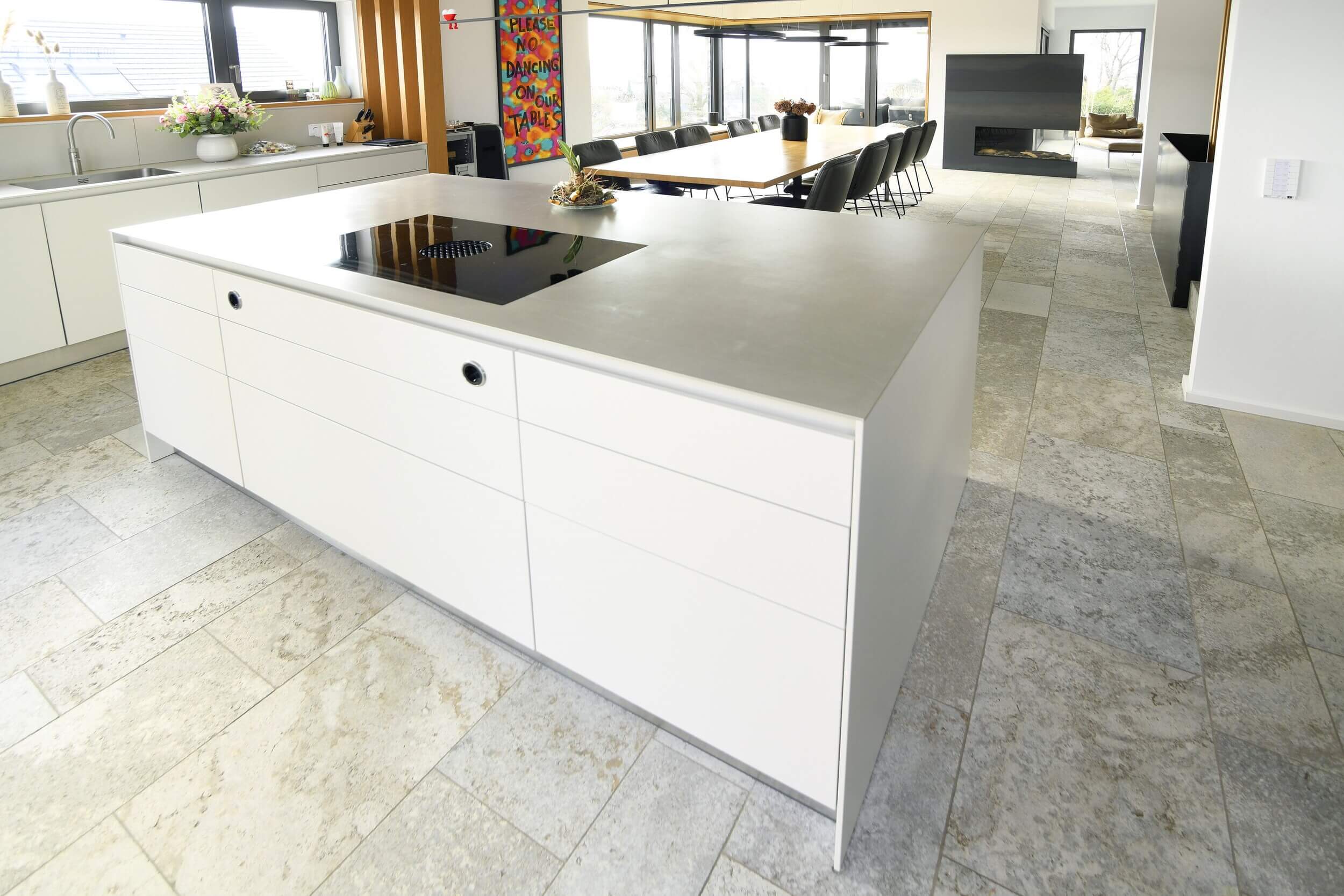 Küche mit Wohn-Essbereich Muschelkalk