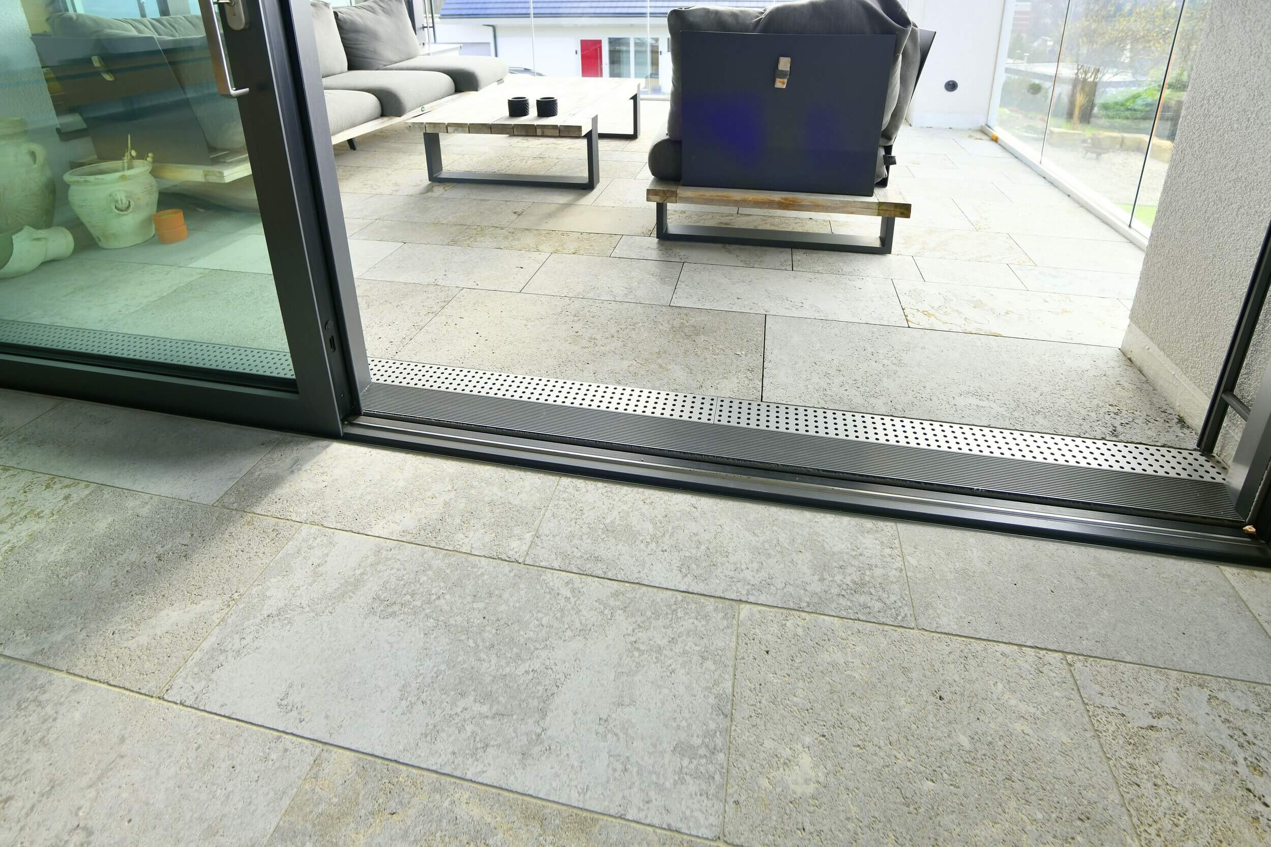 Durchgehender Natursteinbelag innen und außen