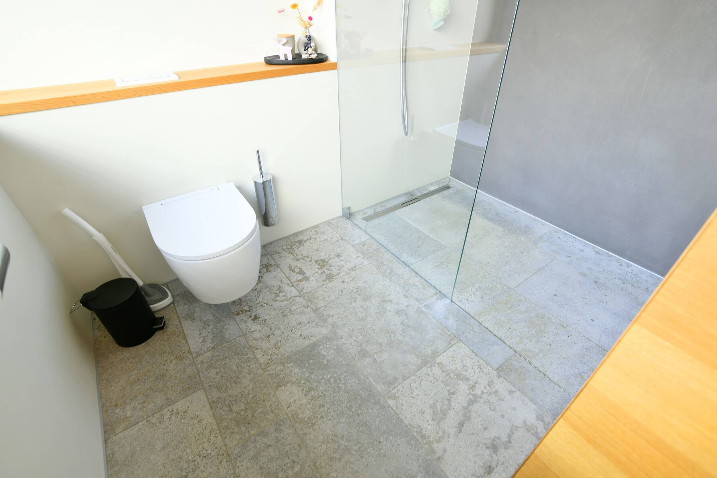 WC und Dusche Muschelkalk