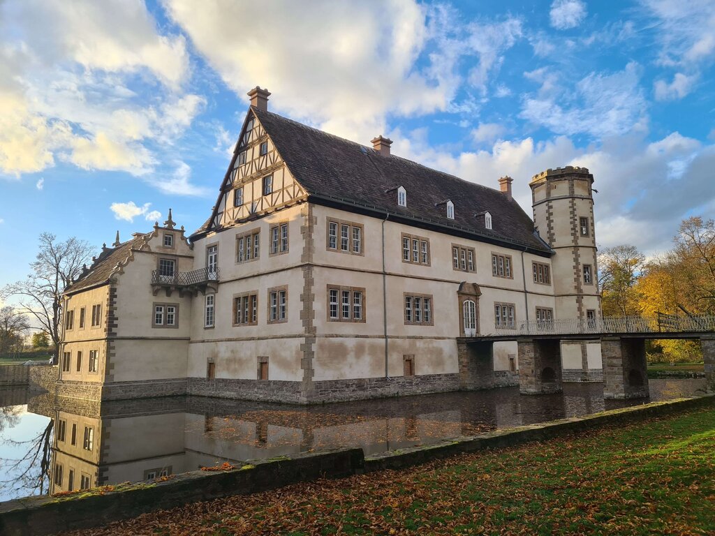 Restaurierte Kaminköpfe an Schloss Schweckhausen